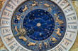 astronomische uhr mit sternzeichen am alten uhrenturm in venedig, italien