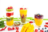Fototapeta Kuchnia - Kolorowe wielowarstwowe smoothie z mango, kiwi, selerem naciowym, porzeczkami i malinami