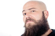 © Rmcarvalhobsb - Homem hipster careca com barba longa fazendo uma expressão facial engraçada.