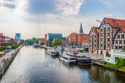 Fotografía Old Town and granaries by the Brda River. Bydgoszcz, Poland.