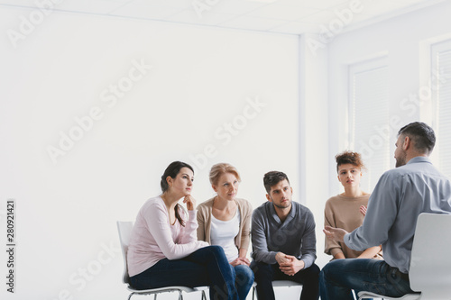 Cuadros en Lienzo Handsome psychologist during meeting with a support group for anonymous alcoholi