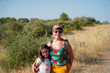 © G-ROM - Petite fille et sa grand-mère en promenade