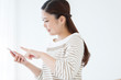 © UTS - スマートフォンを操作する女性