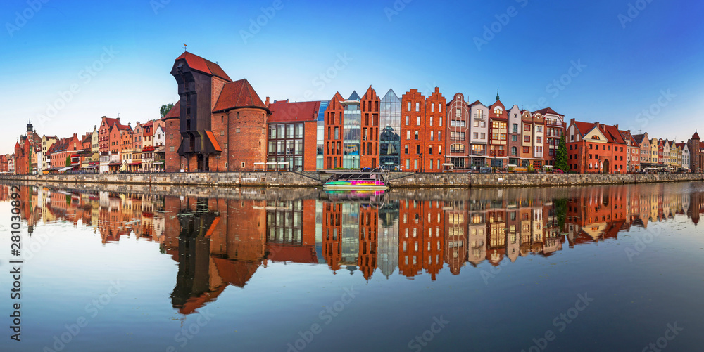 Gdańsk z pięknym starym miasteczkiem nad Motławą - obrazy, fototapety, plakaty 