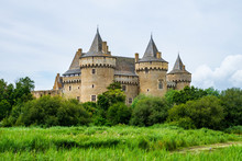Château De Suscinio Classé Au Titre Des Monuments Historiques. Vue Générale Du Château Depuis Des Marais. Sarzeau, Morbihan, Bretagne, France