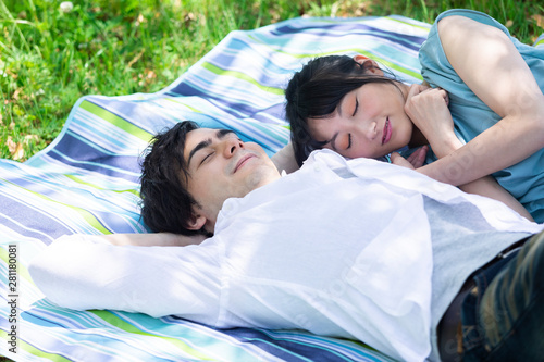 昼寝をするカップル Adobe Stock でこのストック画像を購入して 類似の画像をさらに検索 Adobe Stock