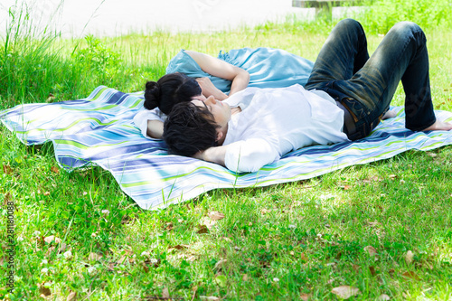 昼寝をするカップル Adobe Stock でこのストック画像を購入して 類似の画像をさらに検索 Adobe Stock