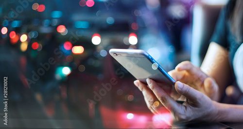 Fotografía Woman using mobile smart phone in the night light colorful background
