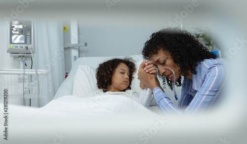 Fotomural Mother holding hands of her son in the ward at hospital