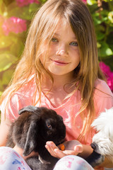 Poster - magnique jeune fille jouant avec son lapin domestique