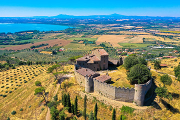 Luftbild: Burgruine in der Toskana, nähe Lago Trasimeno