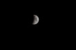 Nahaufnahme einer Mondfinsternis in den schwarzen Nachthimmel bei abnehmendem Zustand