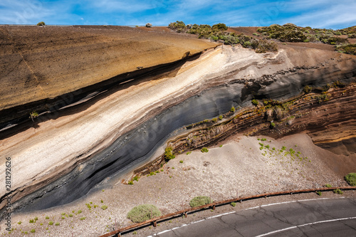 Cuadros en Lienzo Nice layers of stone in different colors and textures along the road