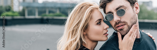 Photographie panoramic shot of attractive and blonde woman hugging handsome man