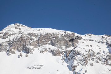 Vue aérienne de paysages enneigés dans les alpes