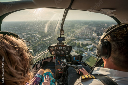 Fotografía Portrait of beautiful blonde women and pilot enjoying helicopter flight