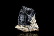 Bleiglanz oder Galenit Erz Rohstein vor Hintergrund schwarz, Mineralien und Rohstoff für Blei