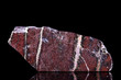 Roter Jaspis Rohstein vor Hintergrund schwarz, Mineralien und Heilsteine