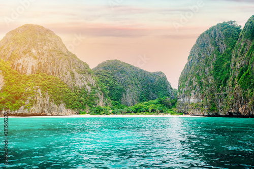 Cuadros en Lienzo The beautiful Maya bay on Phi Phi Islands