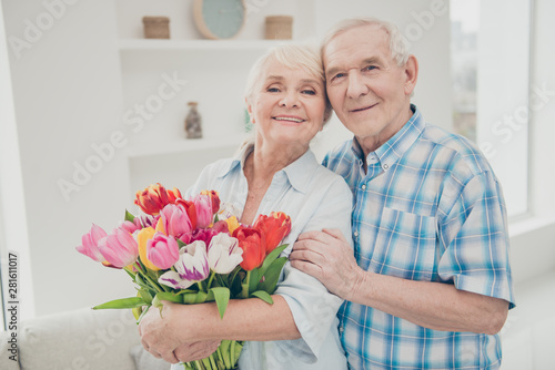 Fotografía Photo of two adorable aged people hugging pair anniversary holiday surprise big