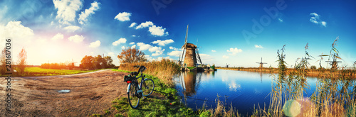 Cuadros en Lienzo Traditional dutch windmills at sunny day, Netherlands