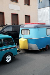 Britischer Kleinwagen Klassiker der Sechzigerjahre mit Wohnwagen in Zweifarbenlackierung im Sommer beim Oldtimertreffen Golden Oldies in Wettenberg Krofdorf-Gleiberg bei Gießen in Hessen