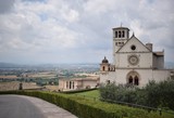 Fototapeta Do pokoju - Assisi, Basilica di San Francesco, Umbria, con vista sulla campagna umbra e sulle montagne