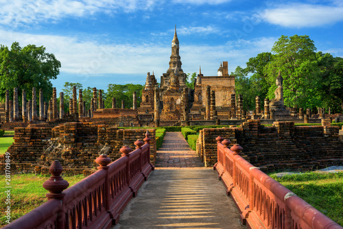Fotomural Wat Mahathat Temple in the precinct of Sukhothai Historical Park, Thailand