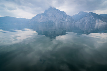 See in den Bergen unter Wolken - Traunsee in Österreich