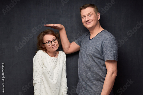 Fotomural Shot of funny tall man and short woman