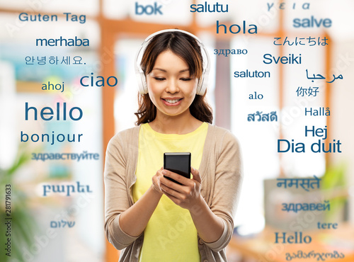 Foto education, communication and technology concept - happy asian young woman in hea