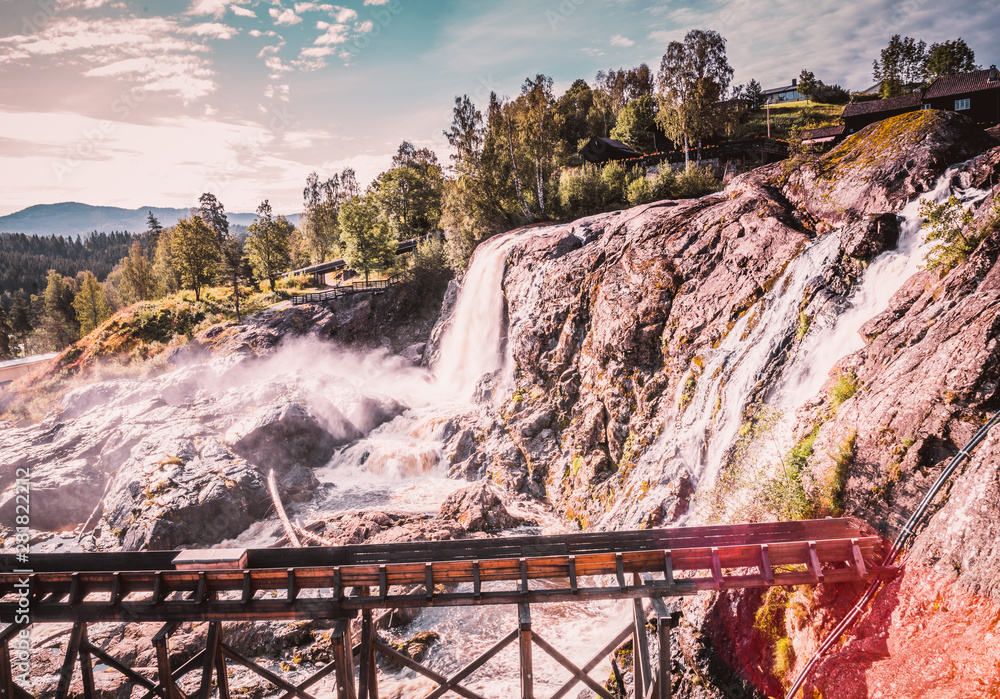 Duży wodospad Haugfossen na rzece Simoa, Amot, Norwegia - obrazy, fototapety, plakaty 