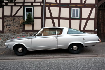 Wall Mural - Eleganter amerikanischer Sportwagen und Coupé der Sechzigerjahre in Silber Metallic vor altem Fachwerk im Sommer beim Oldtimertreffen Golden Oldies in Wettenberg Krofdorf-Gleiberg bei Gießen in Hessen