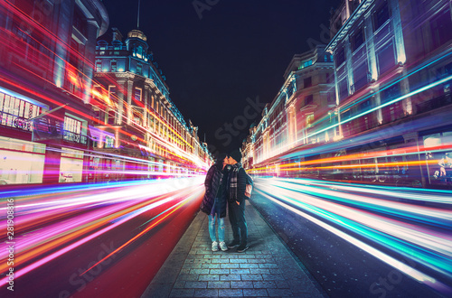 Fotografía Kissing couple in the center of Regent Street, London at night