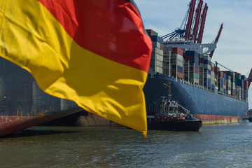 Containerschiff am Containerterminal Deutschland Flagge Export Freihandel Wirtschaft