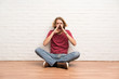 © luismolinero - Blonde man sitting on the floor shouting and announcing something