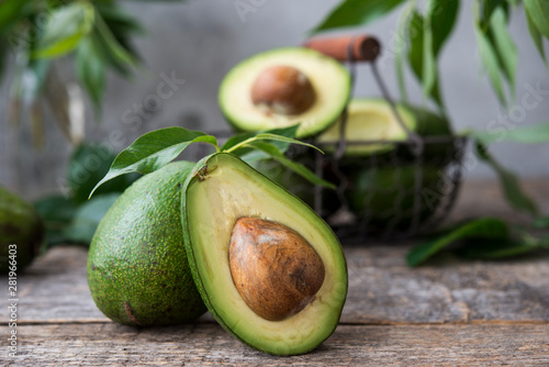 Fotografía Fresh green avocado on wooden background