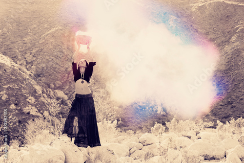 Fotografía Shamanic woman raising the vibration with energy magic.