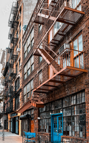 Mata magnetyczna Jedna przemysłowa fasada starego mieszkania ze schodami przeciwpożarowymi. Soho, Manhattan. NYC