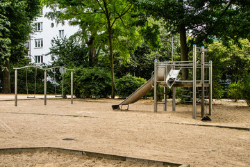 Wall Mural - Brinquedos para crianças em um parque publico. Alemanha