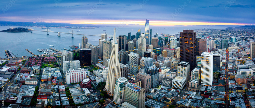 Aerial View of San Francisco Skyline at Sunrise - obrazy, fototapety, plakaty 