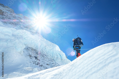 Fototapeta Mount Everest  wspinacz-zdobywa-szczyt-everestu-w-nepalu