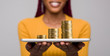 © Prostock-studio - Woman with tablet proposing to earn money in the Internrt