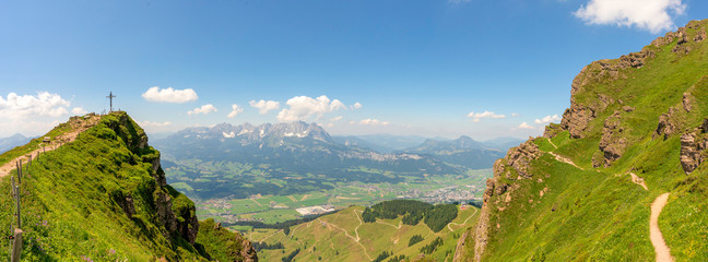 Panorama am Kitzbühler Horn mit Gipfelkreuz und Blick auf den Wilden Kaiser