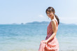 © peach100 - 海でリラックスする女性