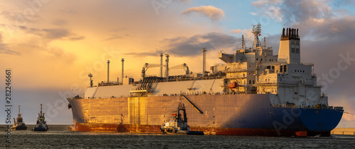 Fotomural LNG tanker during a liquefied gas supply operation to the LNG terminal in Świnou