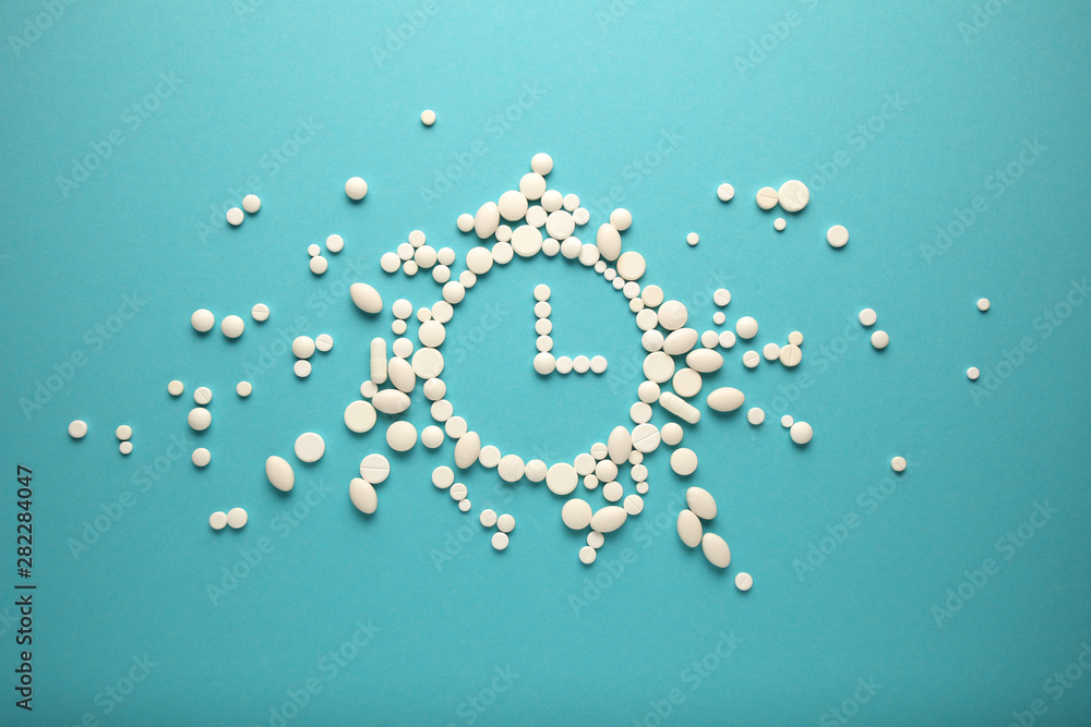 Clock from pills, vitamins for elderly. Treatment time. - obrazy, fototapety, plakaty 