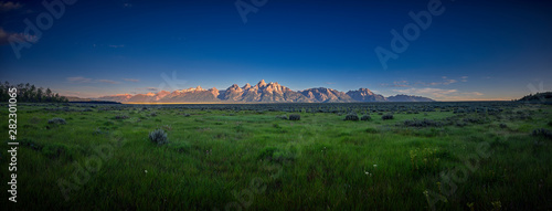 Fotomural Panoramic view of early sun rays on the Grand Teton mountain range