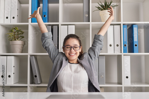 Cuadros en Lienzo Cheerful woman after working day in office