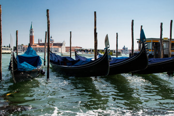 Wall Mural - Gondolas paradas ou atracada no canal de Veneza no mar, Italia